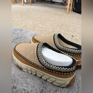 BNWT Tuscans mini platform real sheep lining